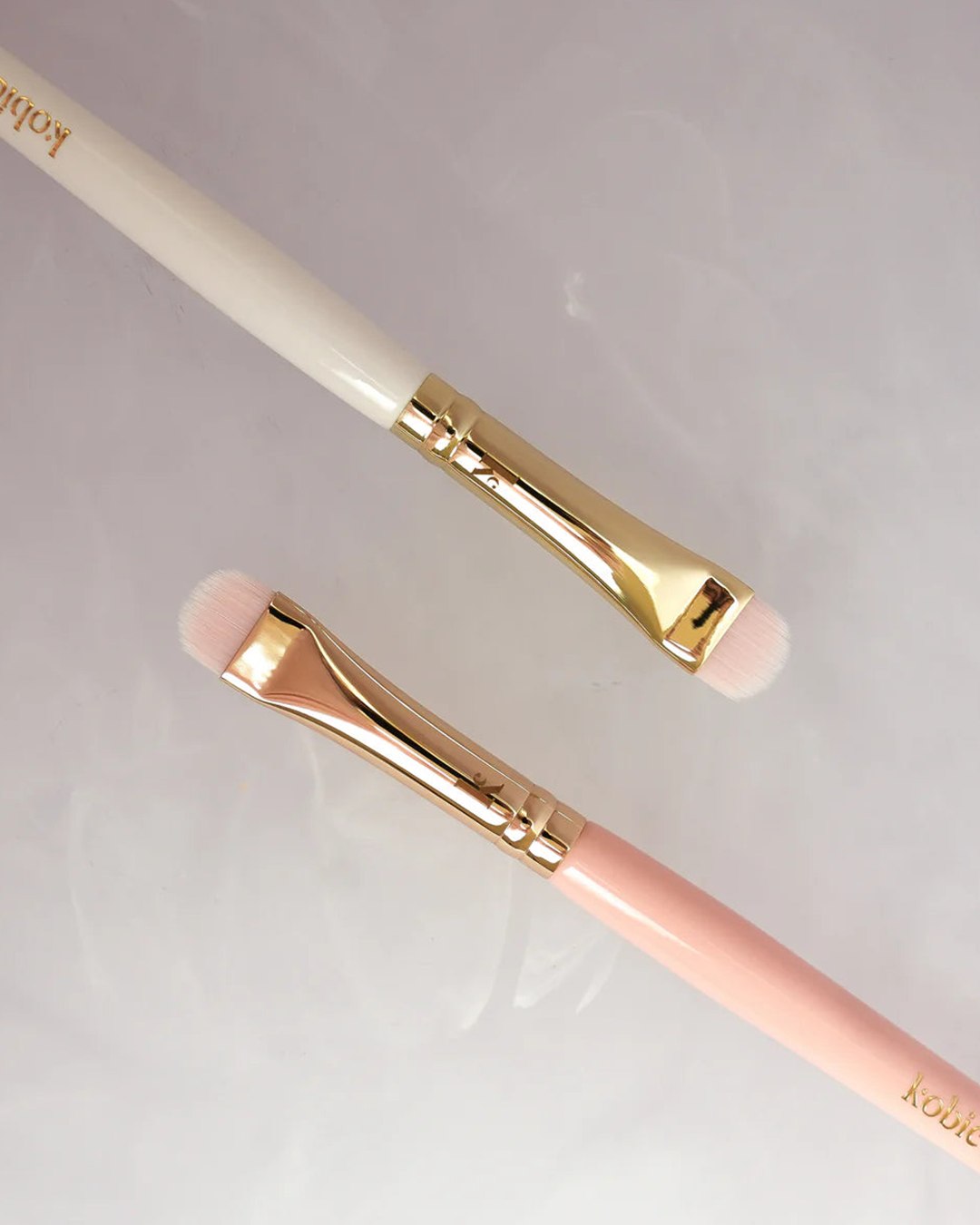 Kobie Lee Collective - Gebogener Concealer-Pinsel